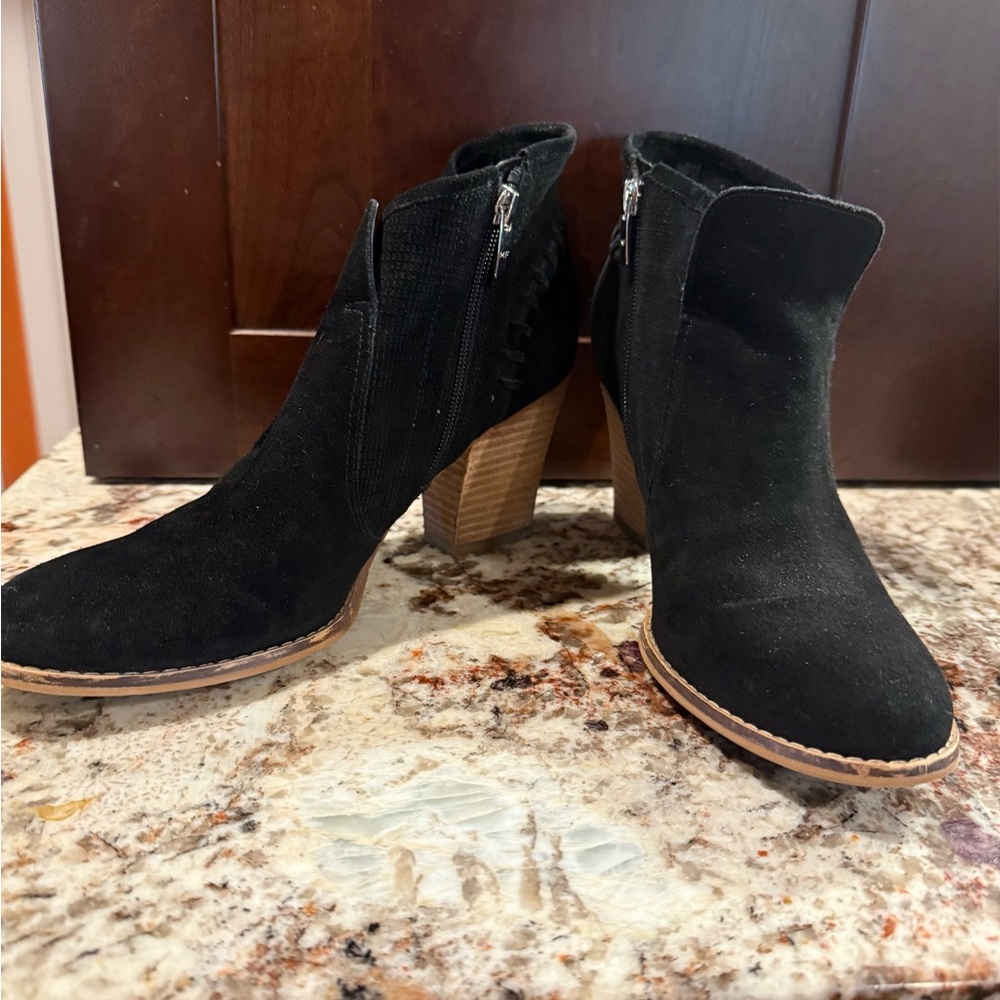 *GENTLY WORN* Marc Fisher Size 10 Black Suede Cadis Booties